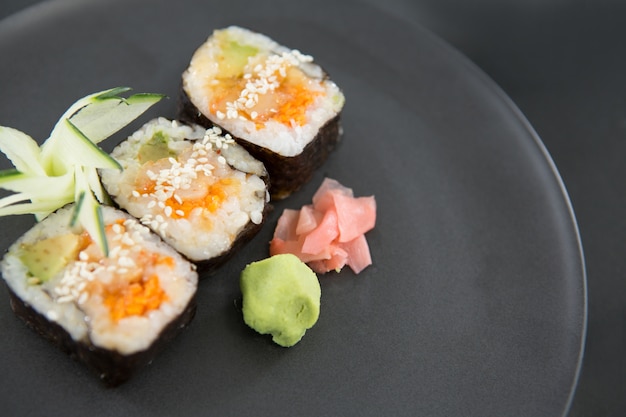 Sushi im Tablett