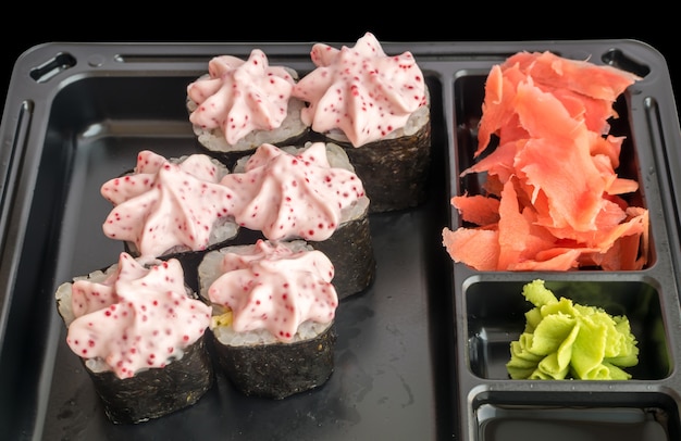 Sushi in Plastik-Lieferbox zum Mitnehmen