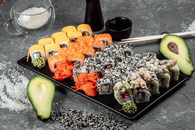 Sushi con ingredientes frescos sobre fondo gris menú de sushi comida japonesa