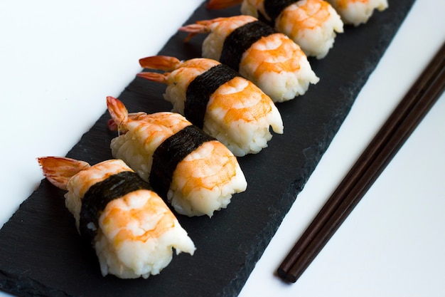 Sushi isolado em um fundo branco.