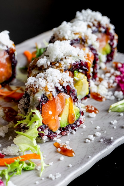 Sushi japonés con arroz negro y gambas