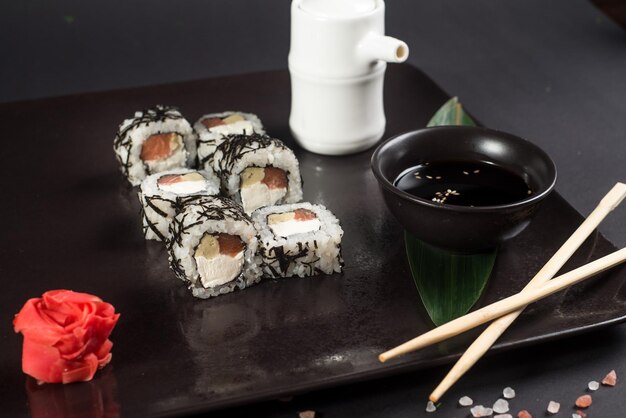 Sushi japonês branco em fundo preto