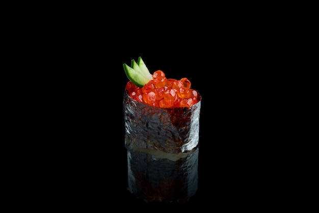 Sushi japonês clássico com caviar vermelho