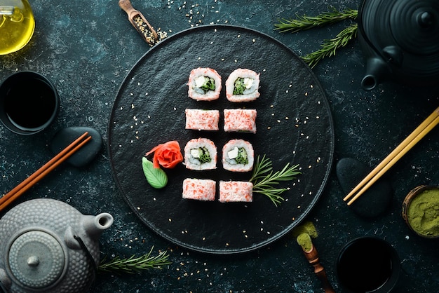 Sushi japonês com palitos de caranguejo queijo cebola e pepino Dieta asiática Vista superior