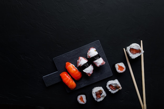 Sushi japonês com rolinhos maki ands com atum, salmão, camarão, caranguejo e abacate, vista superior de diversos sushis