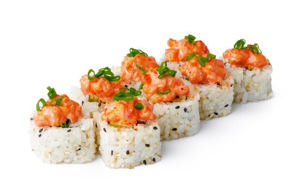 Sushi japonês com sementes de gergelim e cobertura de creme isolado no branco