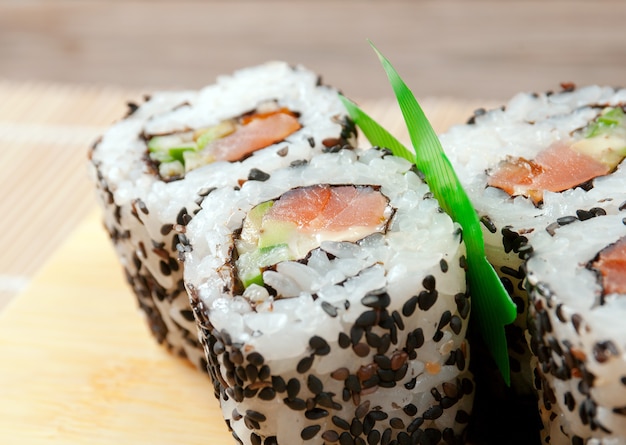 Sushi japonês comida tradicional japonesa. rolamento feito de peixe defumado