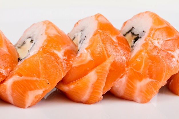 Sushi japonés comida tradicional japonesaRoll hecho de huevas de cavair rojo salmón y crema