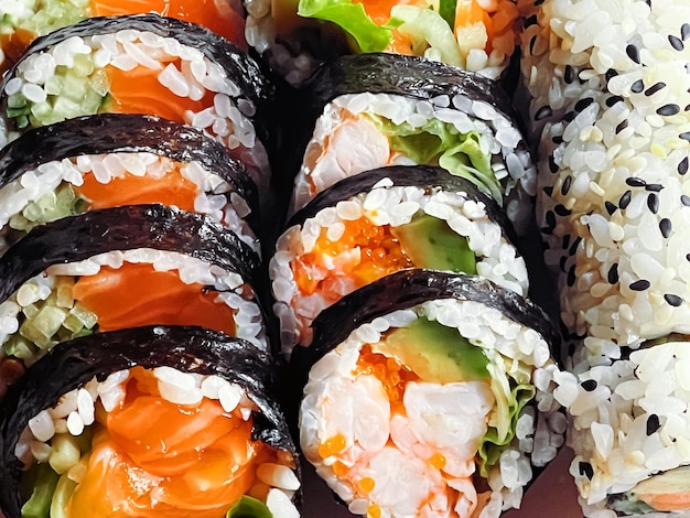 Sushi japonês de comida e dieta em um restaurante de cozinha asiática como refeição para almoço ou jantar receita saborosa