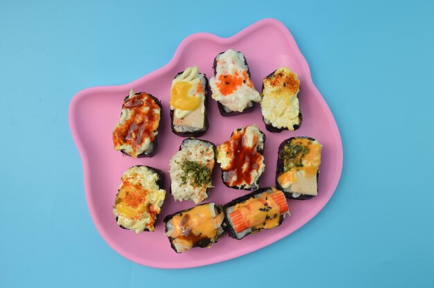 Sushi japonês de frutos do mar no prato rosa Maki e rolos com atum salmão camarão caranguejo e abacate