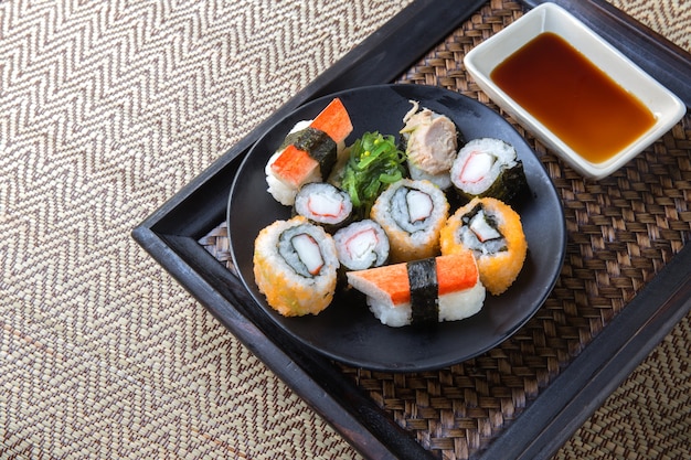 Sushi japonês de frutos do mar no prato