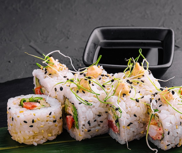 Foto sushi japonês delicioso fresco com camarão