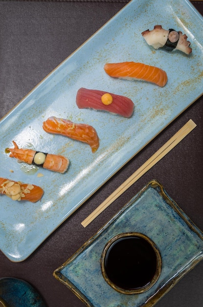 Sushi japonés diferente en un plato azul elegante
