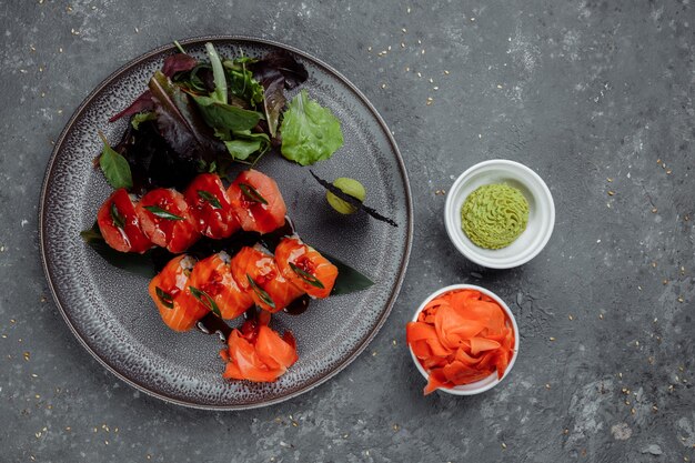 Sushi japonês dragão vermelho abacate salmão e sushi queijo vista superior