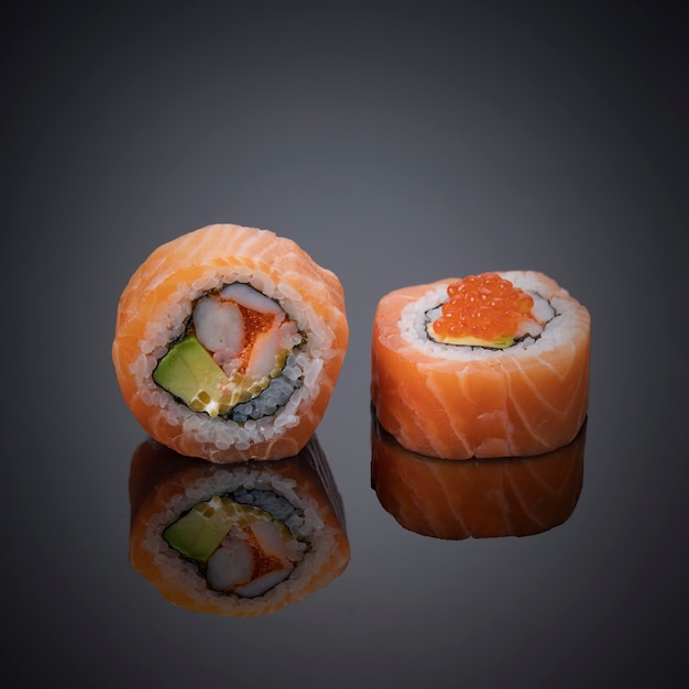 Sushi japonês em fundo cinza-escuro