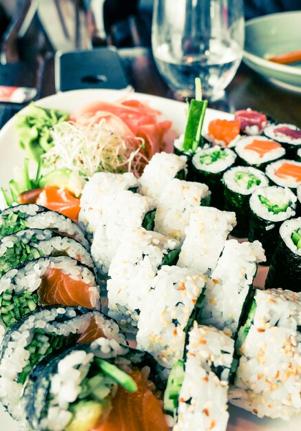 Sushi japonês em um restaurante na hora do almoço cozinha asiática