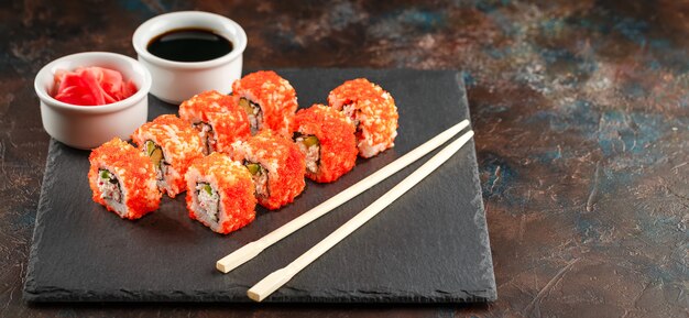 Sushi japonés en un fondo oscuro rústico.