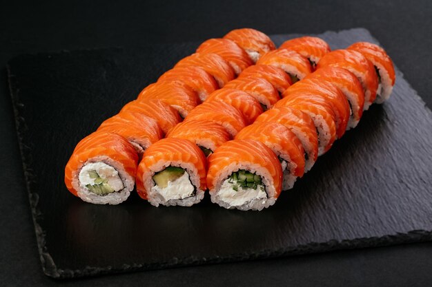 Sushi japonês fresco em um fundo preto