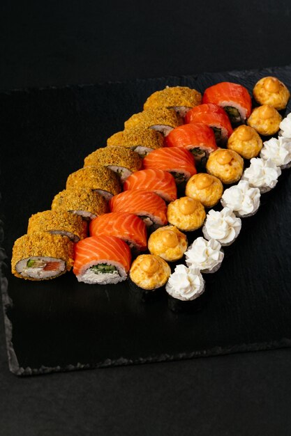 Sushi japonés fresco sobre un fondo negro