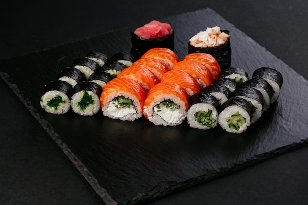 Sushi japonés fresco sobre un fondo negro