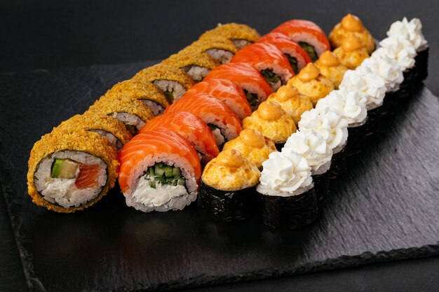 Sushi japonés fresco sobre un fondo negro