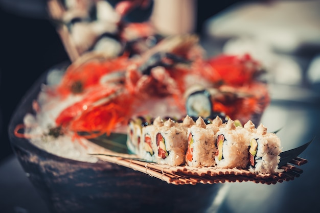 Sushi japonés de mariscos. Concepto de comida y bebida