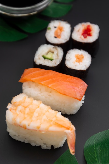 Sushi japonés de mariscos en negro