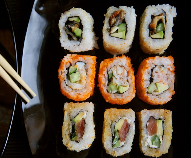 Sushi japonês na placa preta