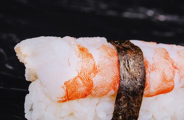 Sushi japonés Nigiri Ebi con camarones tigre negro y arroz