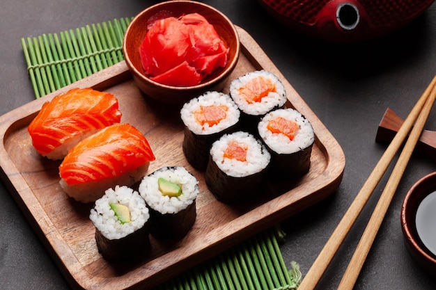 Sushi japonés en plato de madera