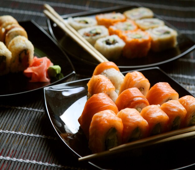 Sushi japonés en plato negro