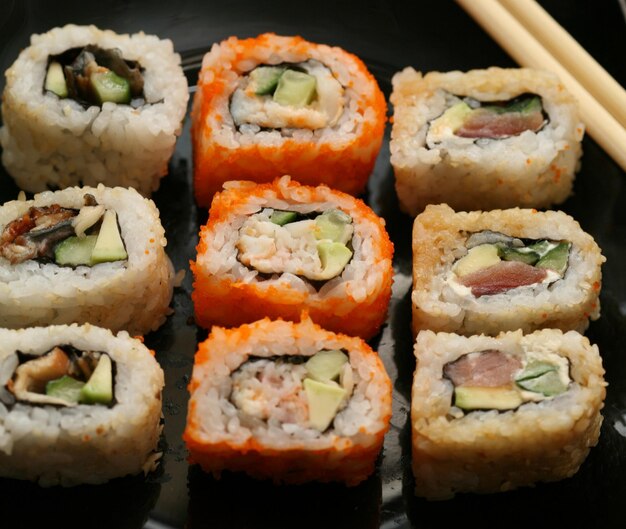 Sushi japonés en un plato negro