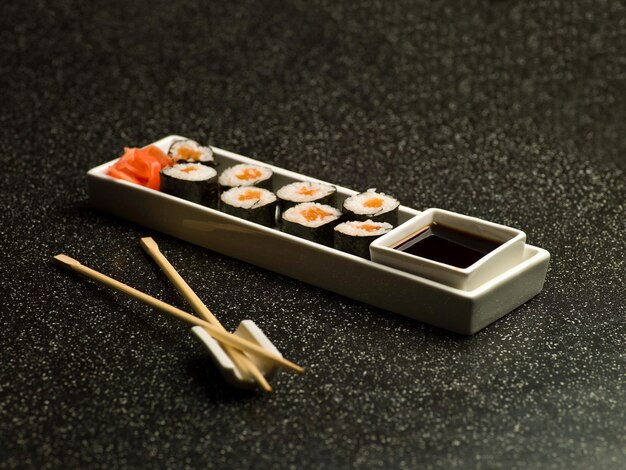 Sushi japonés en un plato sobre la mesa