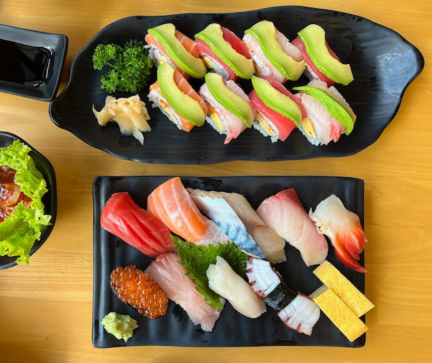 El sushi japonés premium se coloca en un plato negro con wasabi