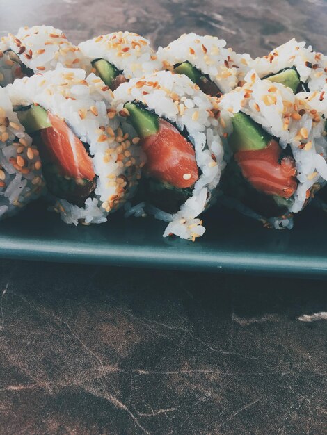 Foto sushi japonés en un restaurante a la hora del almuerzo cocina asiática