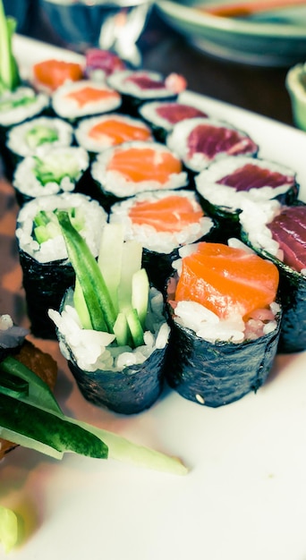 Sushi japonés en un restaurante a la hora del almuerzo cocina asiática