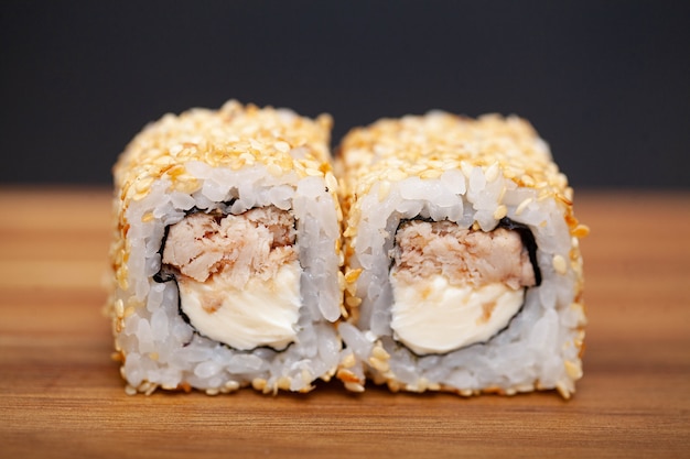Sushi japonés con salmón y pepino.
