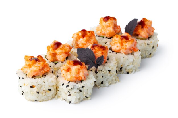 Sushi japonés con semillas de sésamo y glaseado de crema aislado en blanco