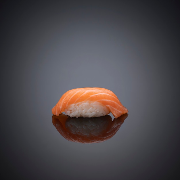 Sushi japonés sobre un fondo gris-negro