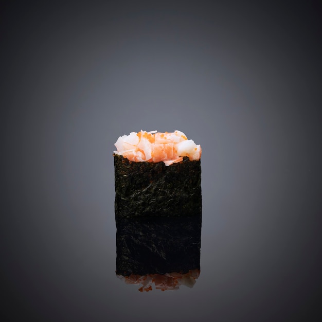 Foto sushi japonés sobre un fondo gris-negro