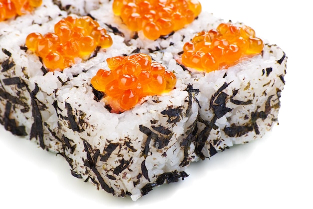 Sushi japonés tradicional con caviar sobre un fondo blanco.