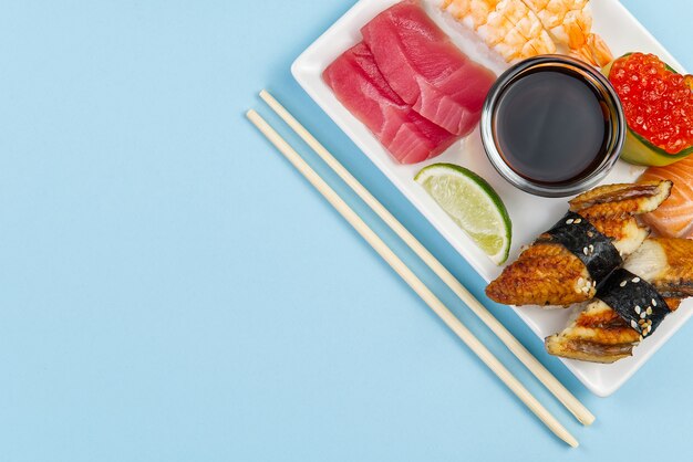 Sushi japonés tradicional en un plato blanco