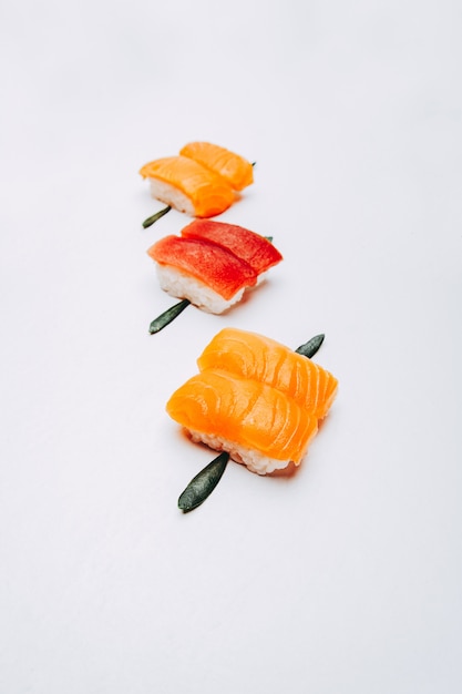 sushi japonês variado com sabores diferentes