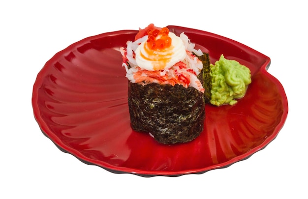 Sushi kani com molho de fatias de camarão caranguejo isolado no fundo branco