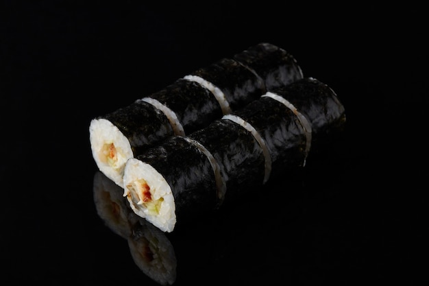 Sushi kani roru apimentado em fundo preto