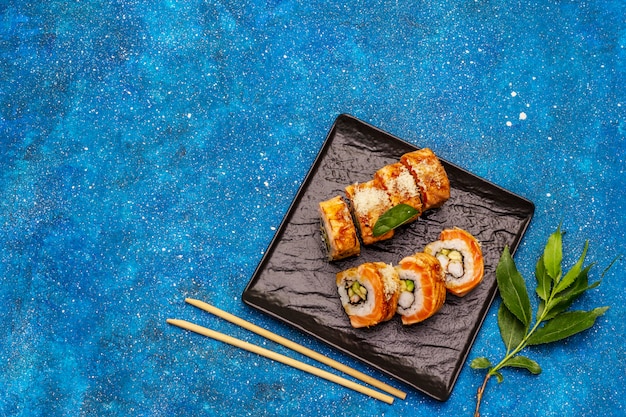 Sushi de langostinos tigre a la parrilla. Rollo japonés o coreano con diferentes ingredientes frescos. Fondo náutico