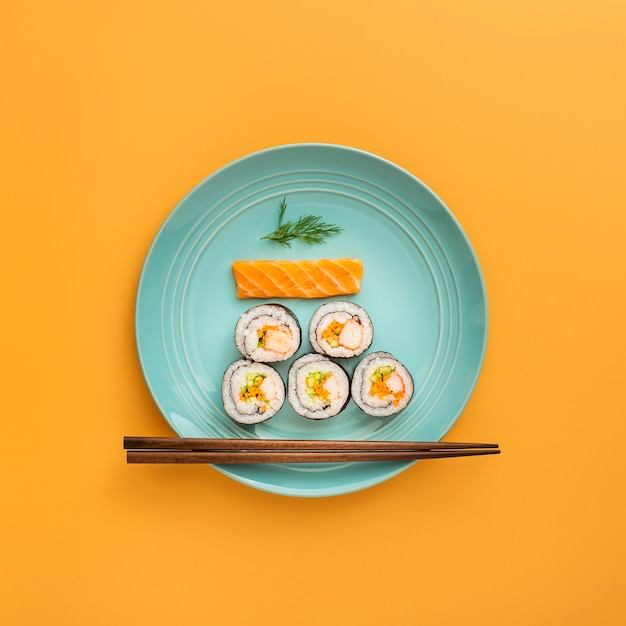 Foto sushi liso nigiri e maki com pauzinhos