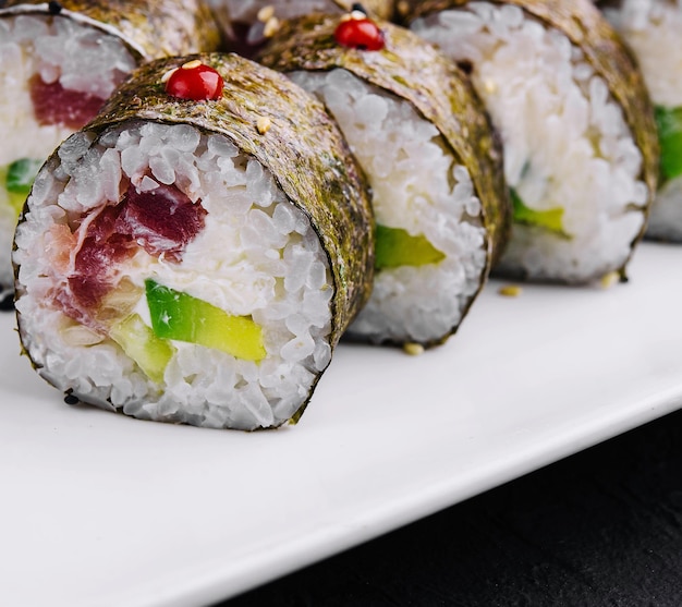 sushi maki con atún y aguacate