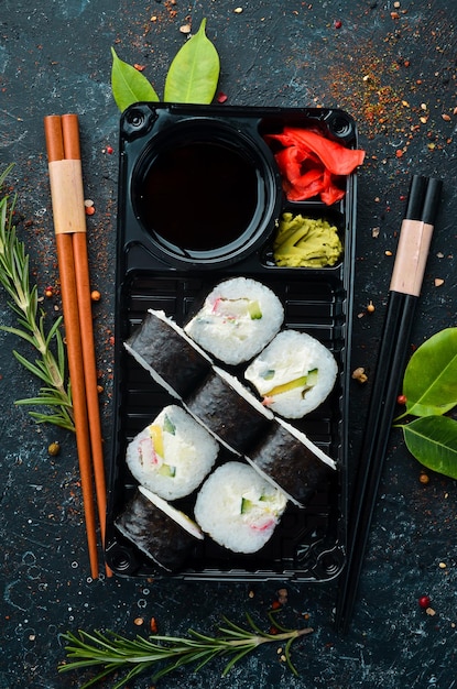 Sushi maki com abacate de caranguejo e queijo Vista superior espaço livre para o seu texto Cozinha asiática