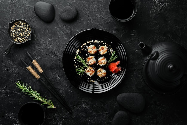 Sushi maki com arroz de enguia e molho Unagi Conjunto de comida japonesa Vista superior